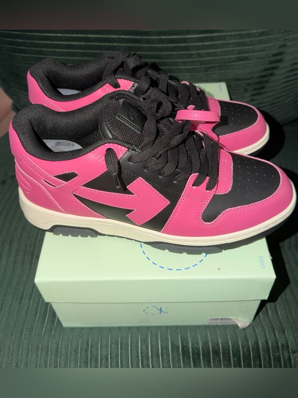 SALE❗️Off-White Low-Top Athletic Leather Sneakers in Black & Hot Pink Authentic